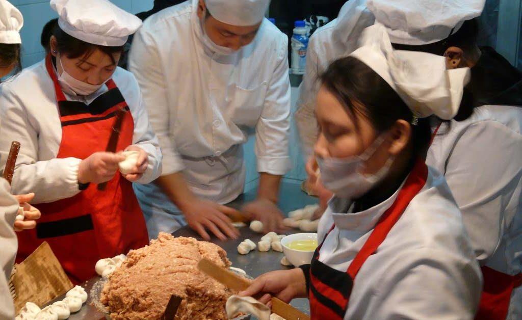 The chefs are preparing Shengjian(one of the famous traditional breakfast)